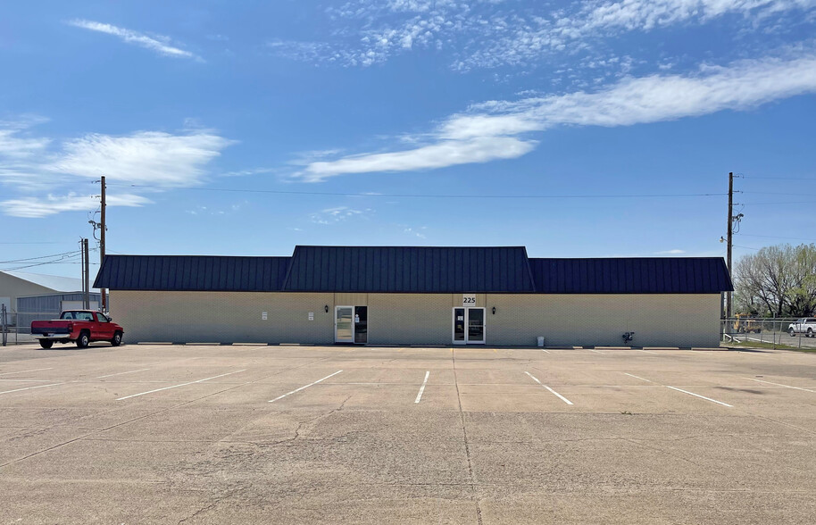 225 S Meridian Rd, Newton, KS for sale - Building Photo - Image 1 of 1