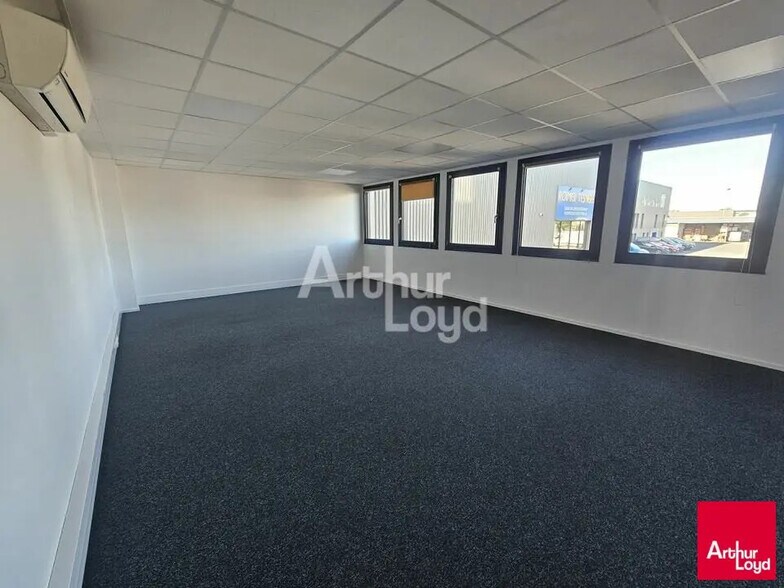 Office in SAINT-BARTHELEMY-D'ANJOU for lease - Interior Photo - Image 3 of 4
