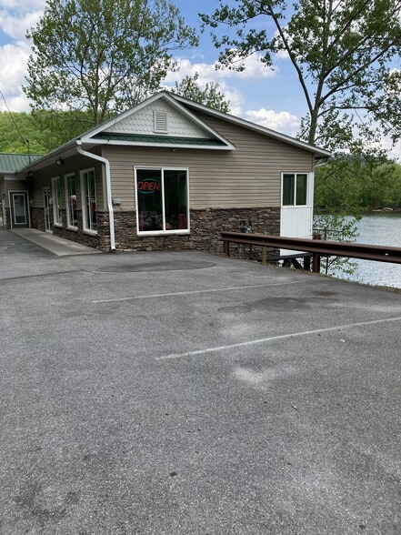 846 Hinton Bypass Byp, Hinton, WV for lease - Primary Photo - Image 1 of 42