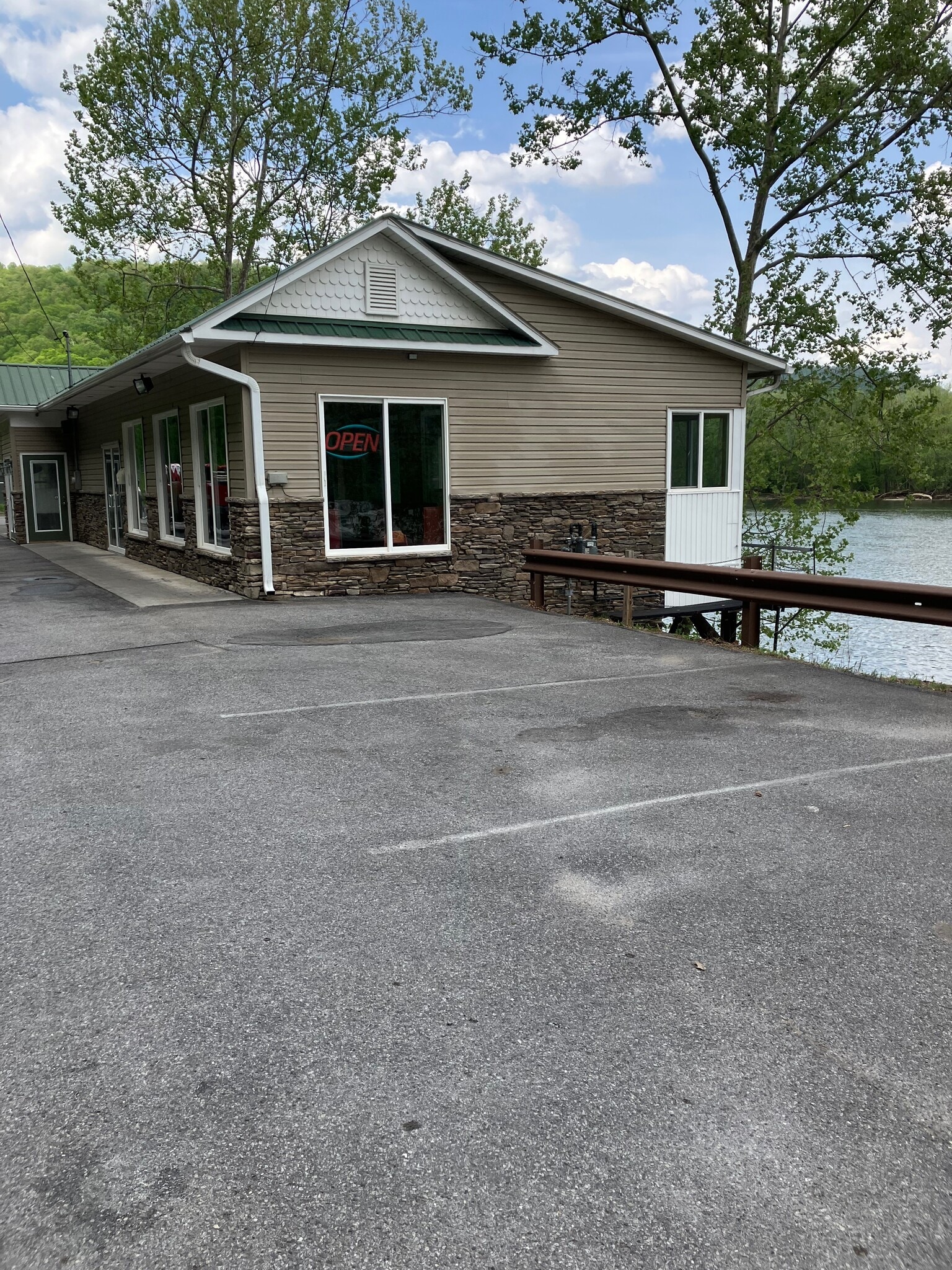 846 Hinton Bypass Byp, Hinton, WV for lease Primary Photo- Image 1 of 43