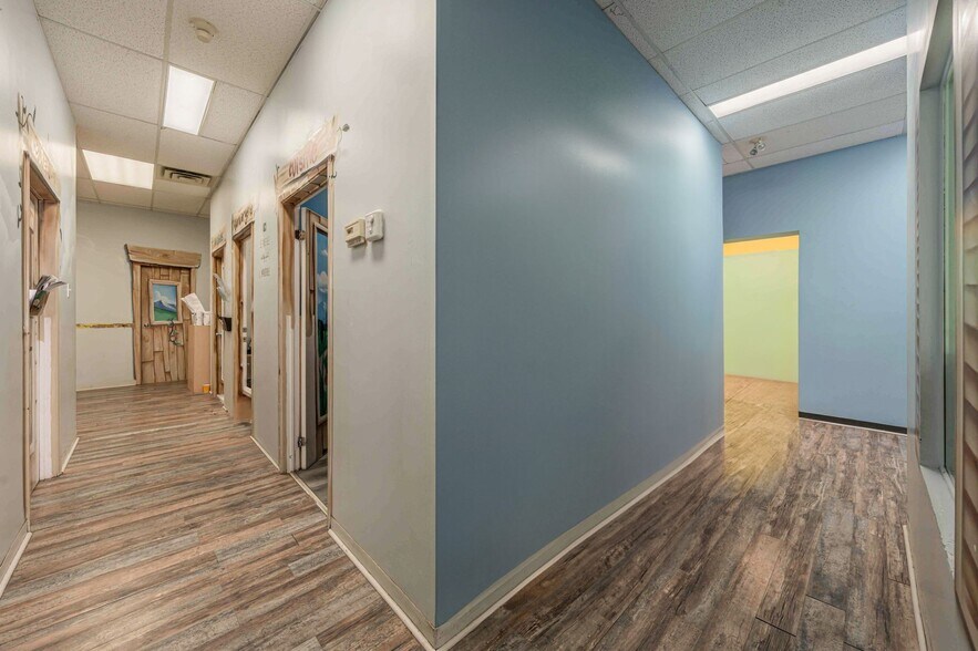 270-328 Rue Renaud O, Laval, QC for lease - Interior Photo - Image 2 of 12