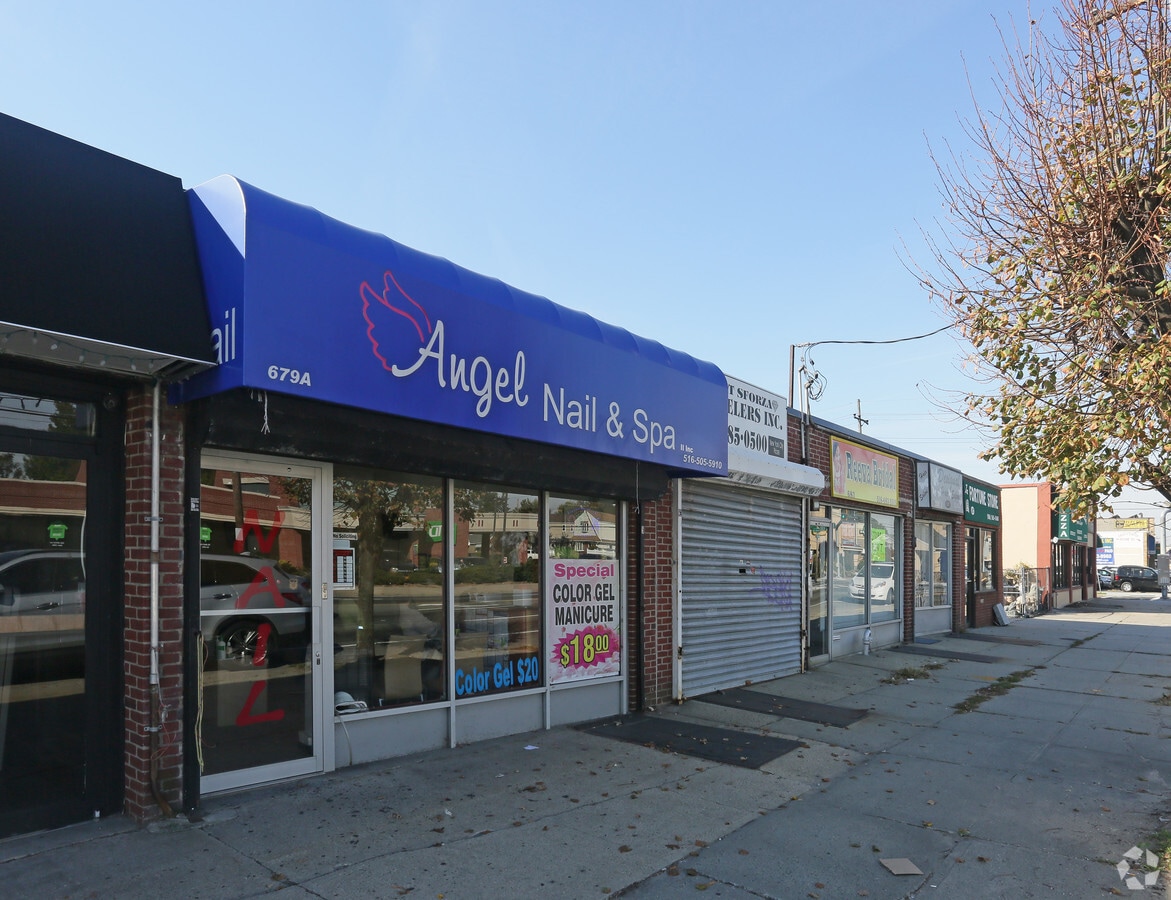 679685 Hempstead Tpke, Franklin Square, NY 11010