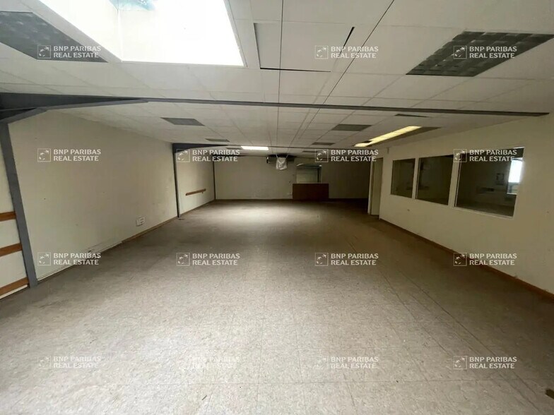 Flex in Tours for lease - Interior Photo - Image 3 of 10