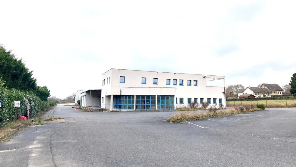 Flex in Poitiers for lease - Building Photo - Image 1 of 10