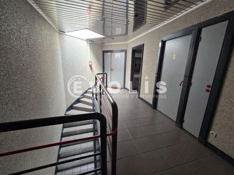 Office in Massy for lease - Lobby - Image 3 of 8