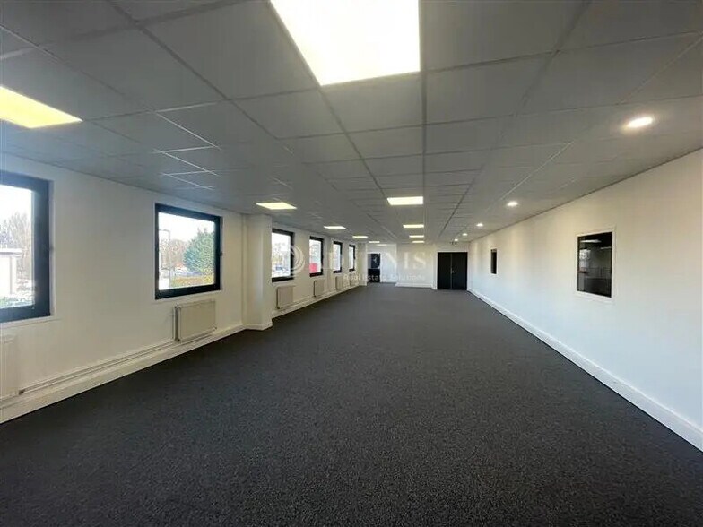 Office in Lisses for lease - Interior Photo - Image 2 of 3