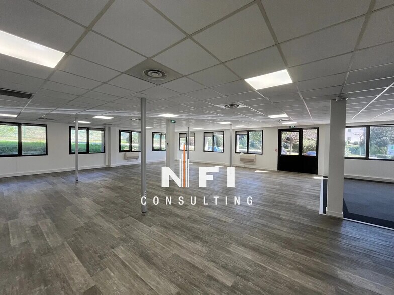 Office in Valbonne for lease - Building Photo - Image 2 of 6