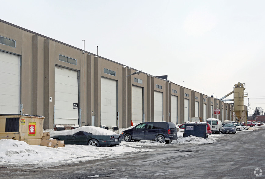 120 Norfinch Dr, Toronto, ON for lease - Building Photo - Image 3 of 15