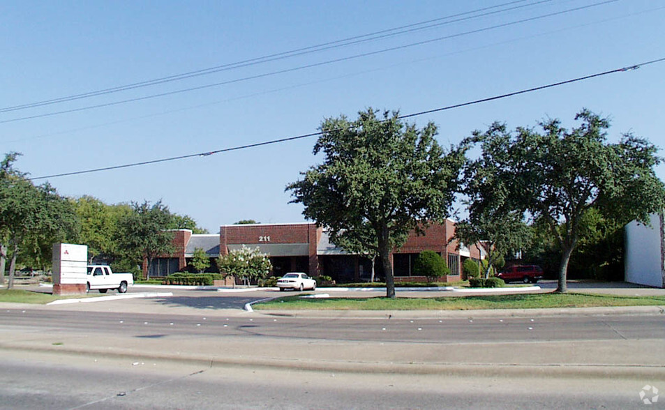 211 W Pleasant Run Rd, Lancaster, TX for lease - Building Photo - Image 2 of 51