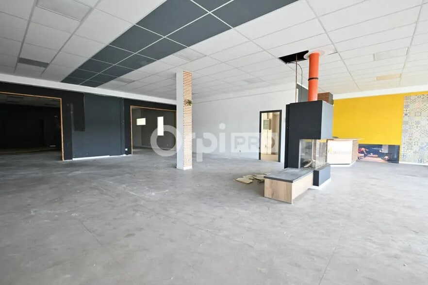 Retail in Le Creusot for sale - Interior Photo - Image 2 of 10