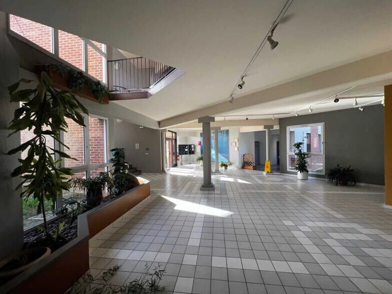 Office in Saint-Laurent-Blangy for lease - Lobby - Image 1 of 4