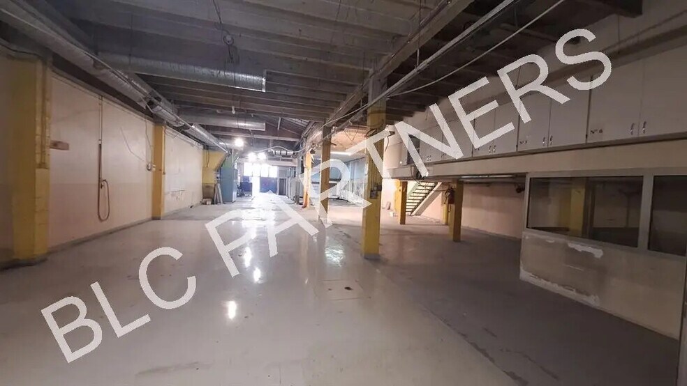 Flex in Paris for lease - Interior Photo - Image 1 of 7