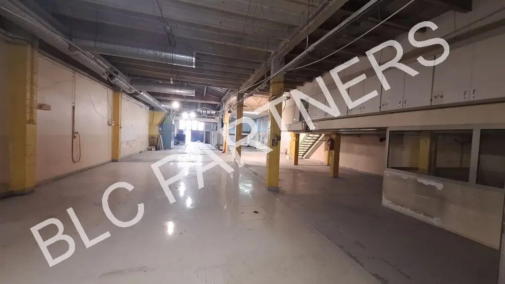 Flex in Paris for lease Interior Photo- Image 1 of 8