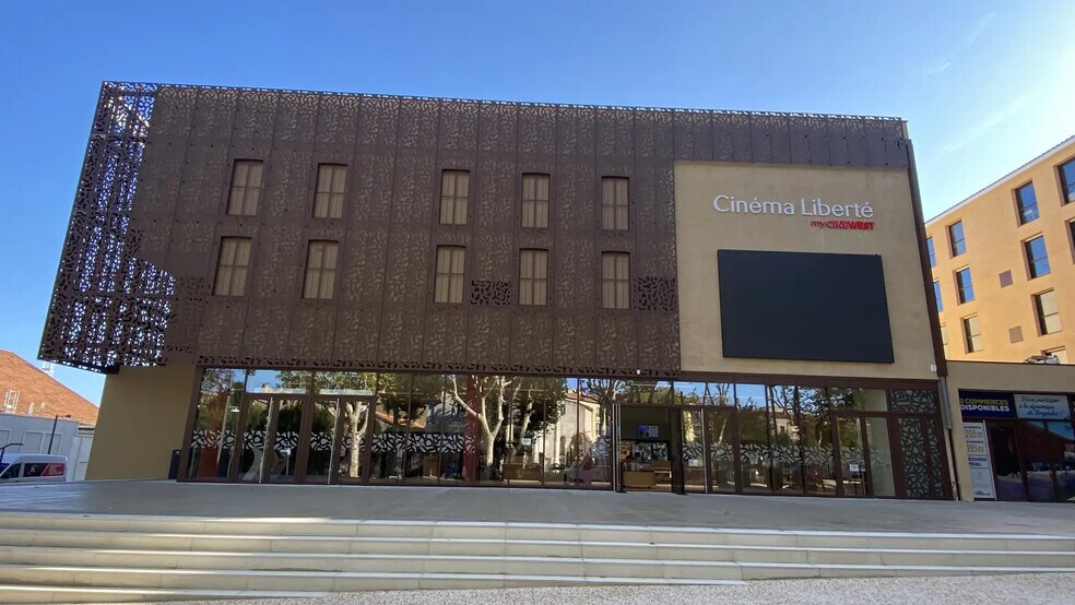 Retail in Brignoles for lease - Building Photo - Image 2 of 7