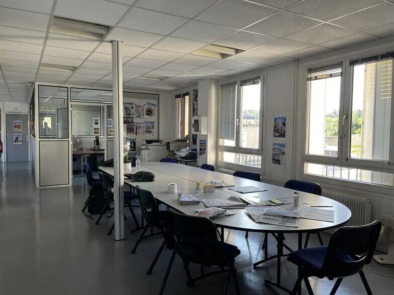 Office in Creil for sale - Interior Photo - Image 1 of 4