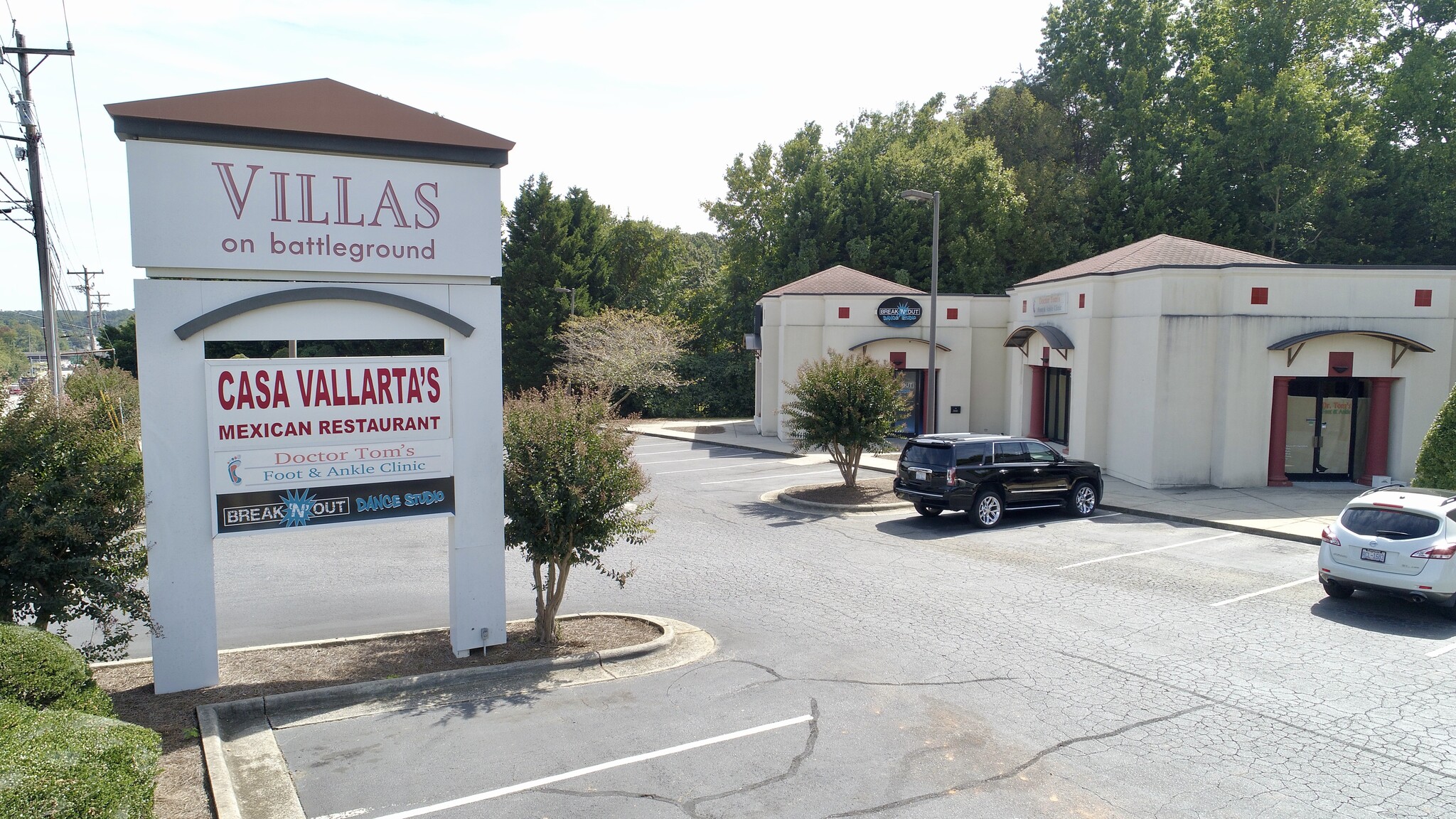 3911 Battleground Ave, Greensboro, NC for lease Building Photo- Image 1 of 3