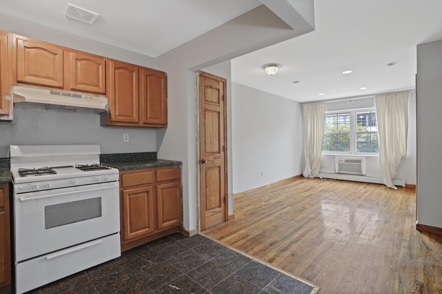 242 Palmetto St, Brooklyn, NY for sale - Building Photo - Image 3 of 33