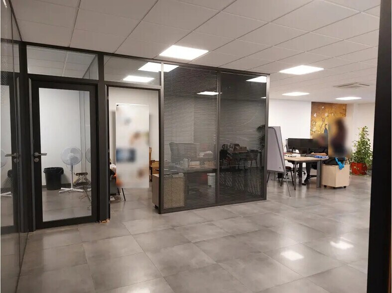 Office in Six-Fours-les-Plages for lease - Interior Photo - Image 3 of 5