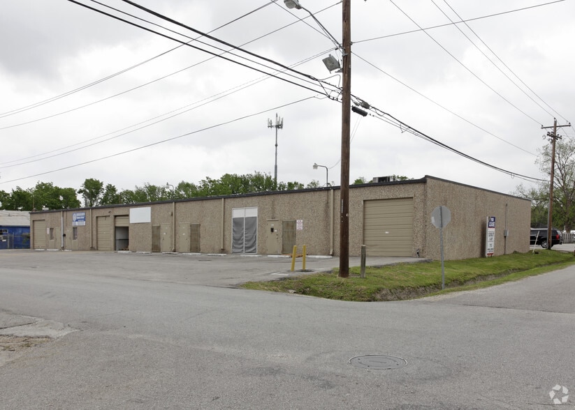 5628-5630 Edgemoor Dr, Houston, TX for lease - Building Photo - Image 1 of 6