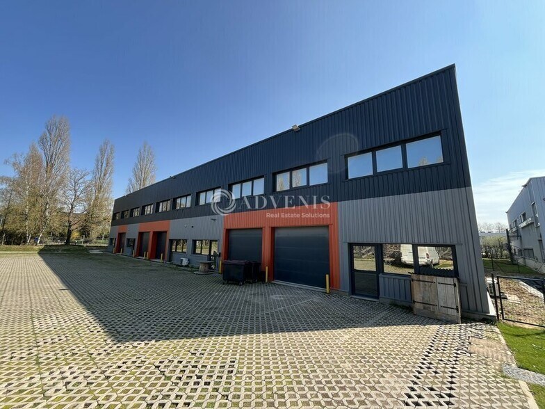 Flex in Trappes for lease - Building Photo - Image 1 of 7