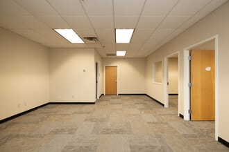 21021 Heron Way, Lakeville, MN for lease Interior Photo- Image 1 of 12