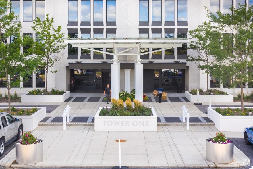 1701 Golf Rd, Rolling Meadows, IL for lease - Building Photo - Image 2 of 28