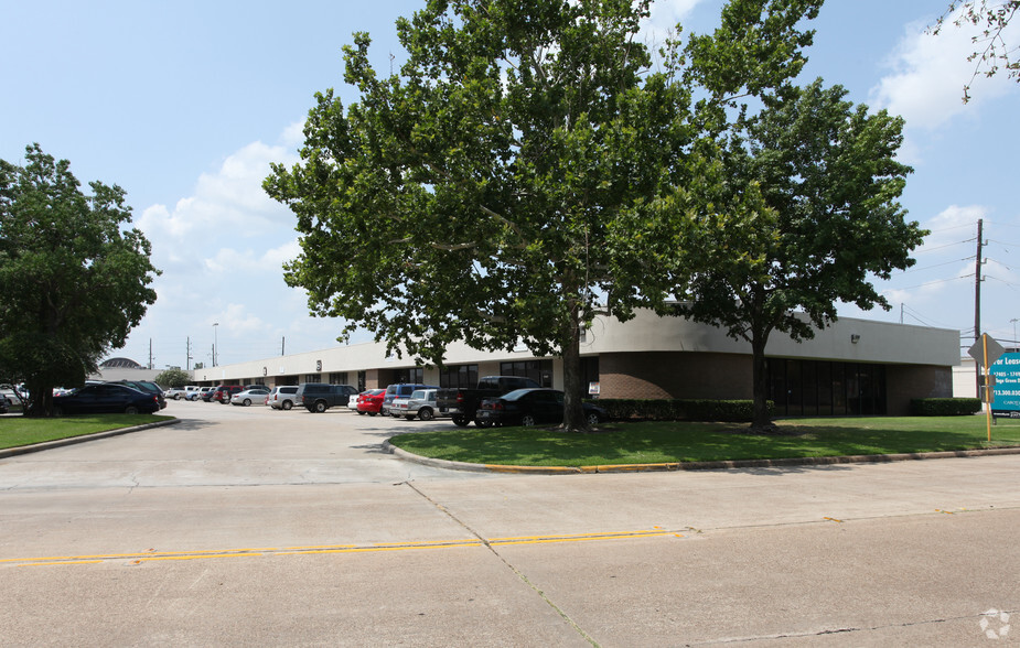 17449-17497 Village Green Dr, Houston, TX for lease - Building Photo - Image 2 of 8