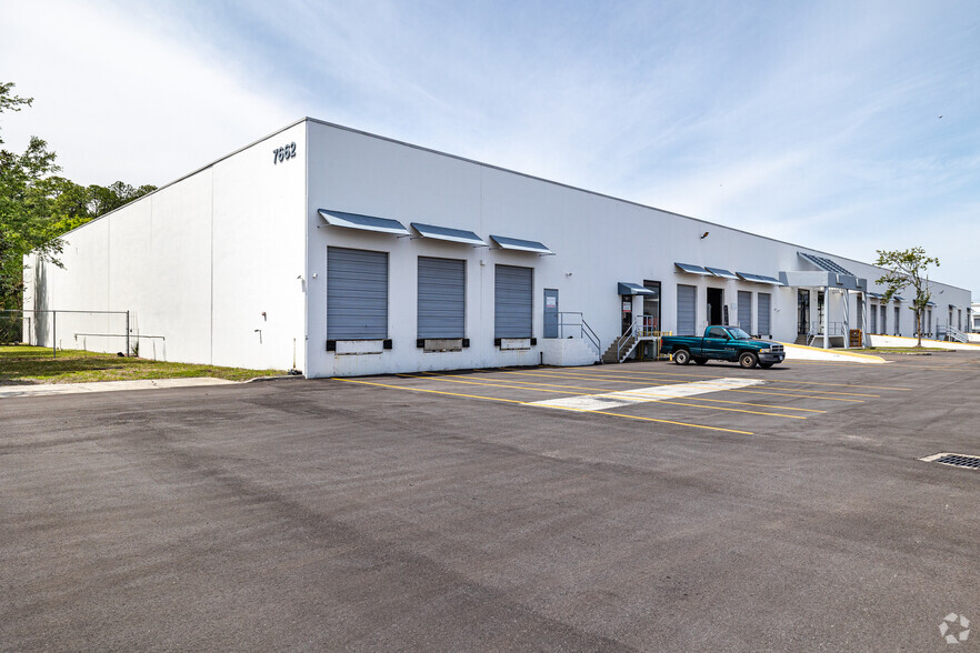 7662 Philips Hwy, Jacksonville, FL for lease - Building Photo - Image 3 of 8