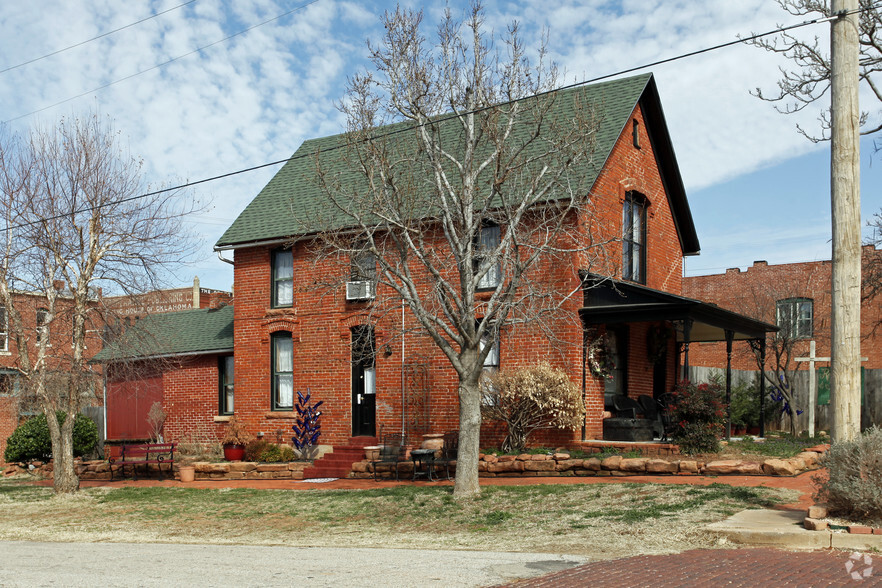 223 S 1st St, Guthrie, OK for sale - Primary Photo - Image 1 of 2