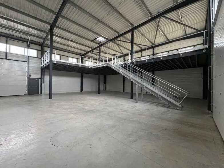 Flex in Sacy-le-Grand for lease - Interior Photo - Image 2 of 3