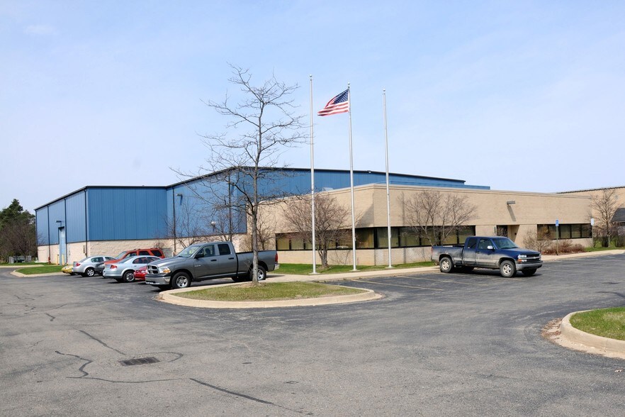 2105 Bishop Cir W, Dexter, MI for sale - Primary Photo - Image 1 of 1