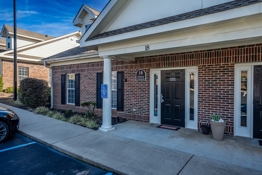 18-20 Parkway Commons Way, Greer, SC for sale - Building Photo - Image 1 of 9