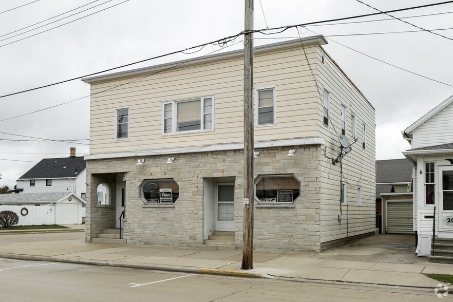 2023 Jefferson St, Two Rivers, WI for sale - Primary Photo - Image 1 of 1