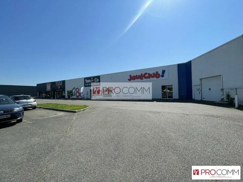 Retail in Dreux for lease - Building Photo - Image 2 of 7