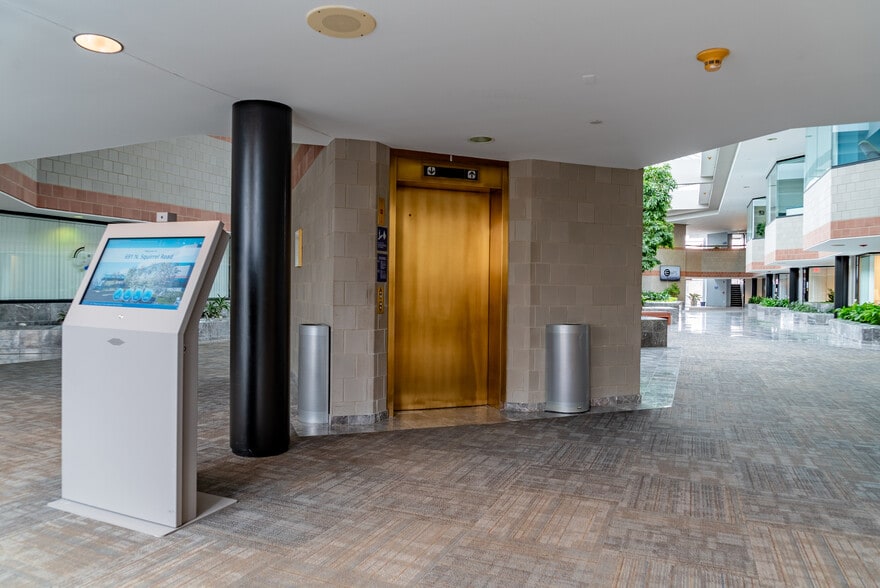 691 N Squirrel Rd, Auburn Hills, MI for lease - Building Photo - Image 3 of 34