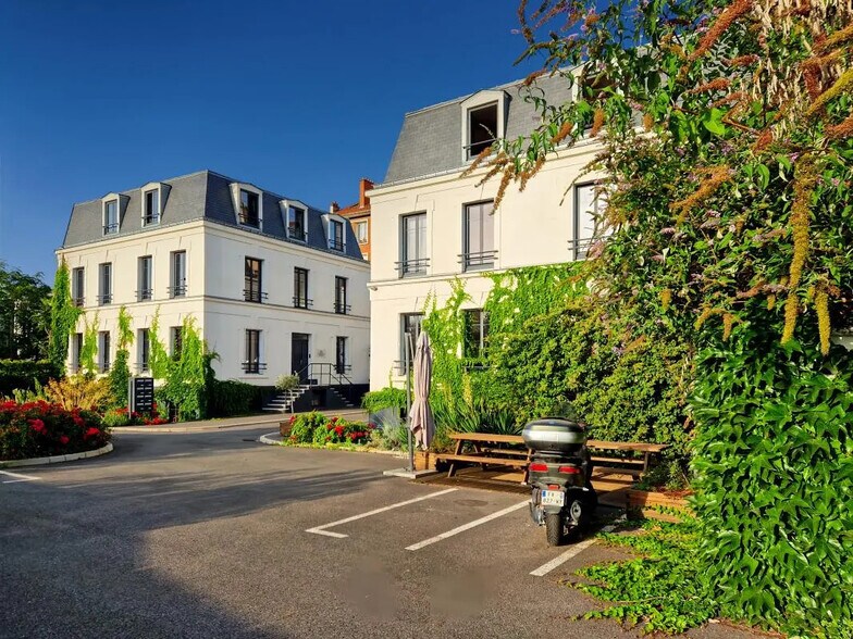 Office in Ivry-sur-Seine for lease - Building Photo - Image 1 of 8