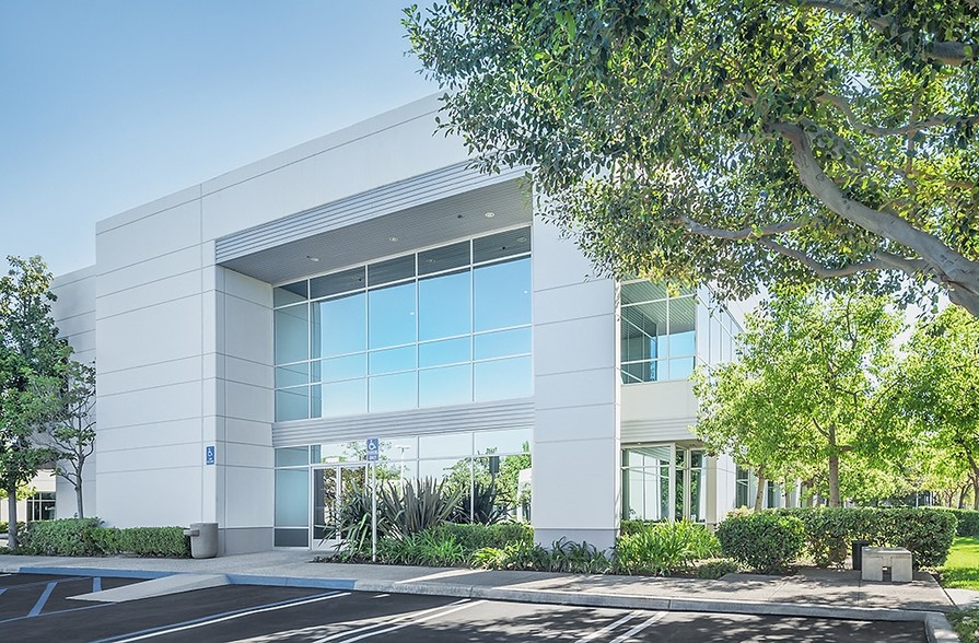 184 Technology Dr, Irvine, CA for lease - Building Photo - Image 2 of 6