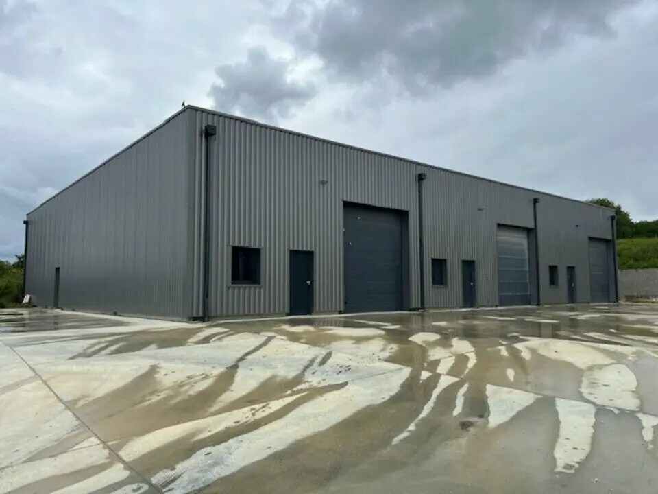 Location Local d'activités 500 m² - Photo 1