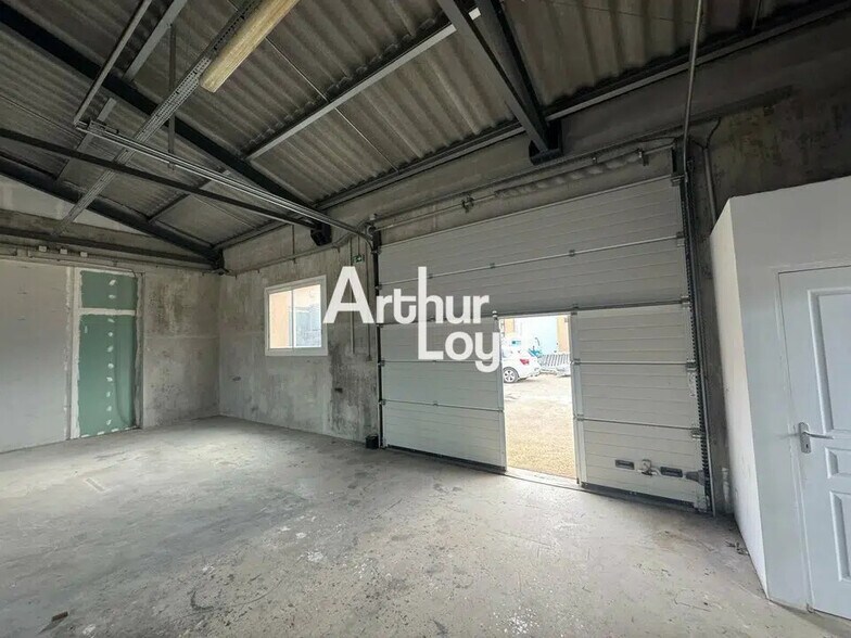 Flex in Mouans-Sartoux for lease - Interior Photo - Image 2 of 16