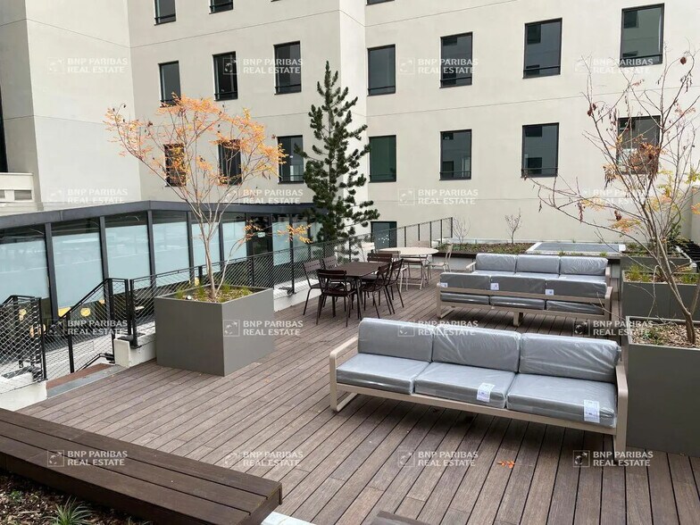 Office in Lyon for lease - Building Photo - Image 1 of 14