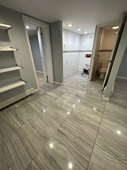 2422 Cornaga Ave, Far Rockaway, NY for lease - Interior Photo - Image 2 of 5