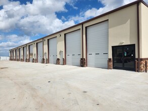 1919 FM 1092 Rd, Missouri City, TX for lease Building Photo- Image 2 of 4