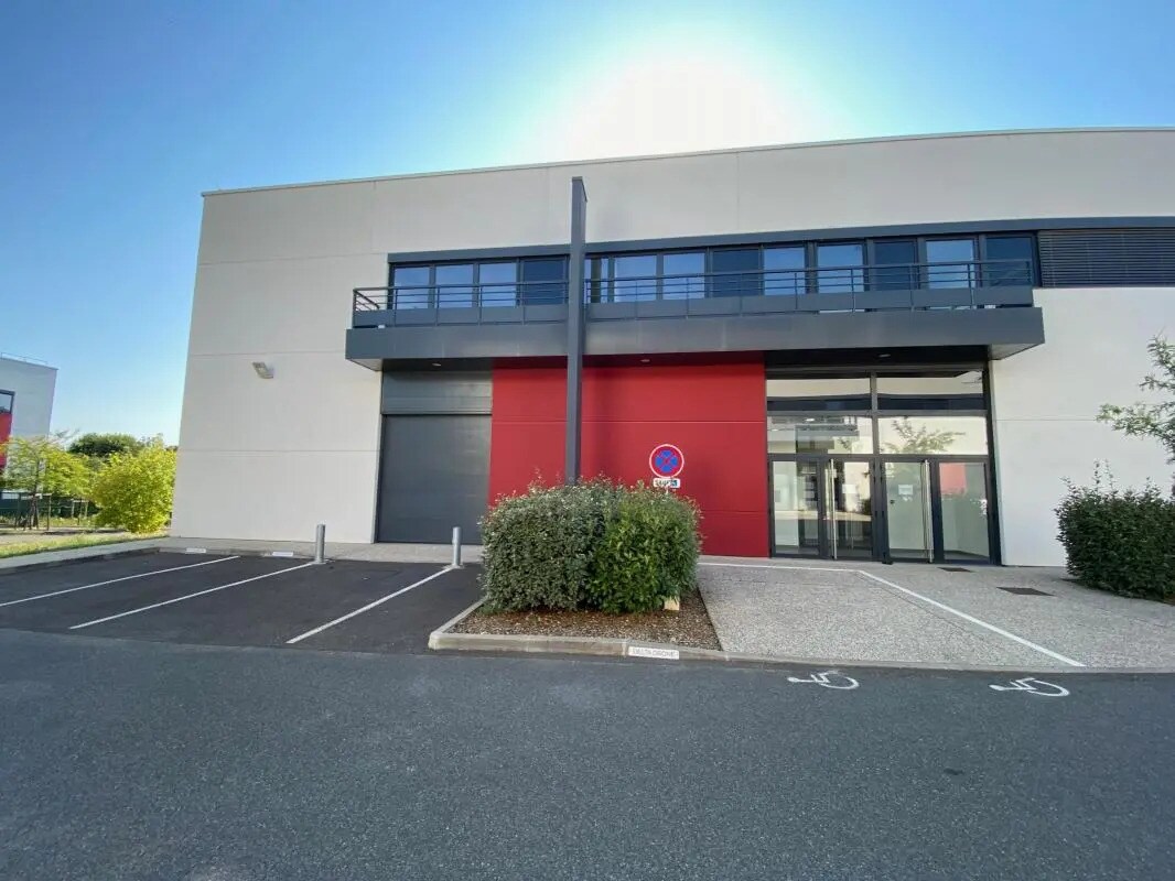 Flex in Dardilly for lease Building Photo- Image 1 of 9