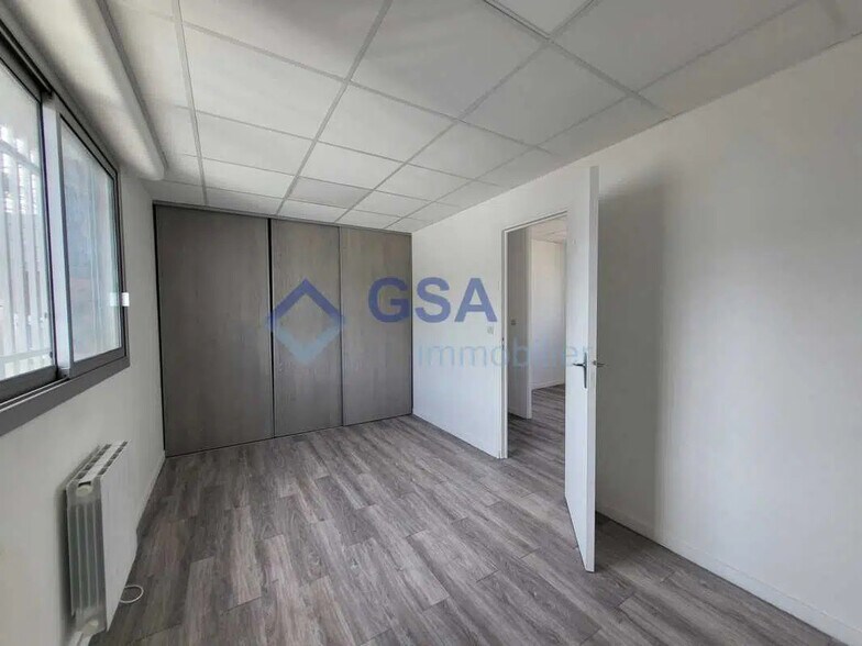 Office in Lisses for lease - Interior Photo - Image 3 of 4