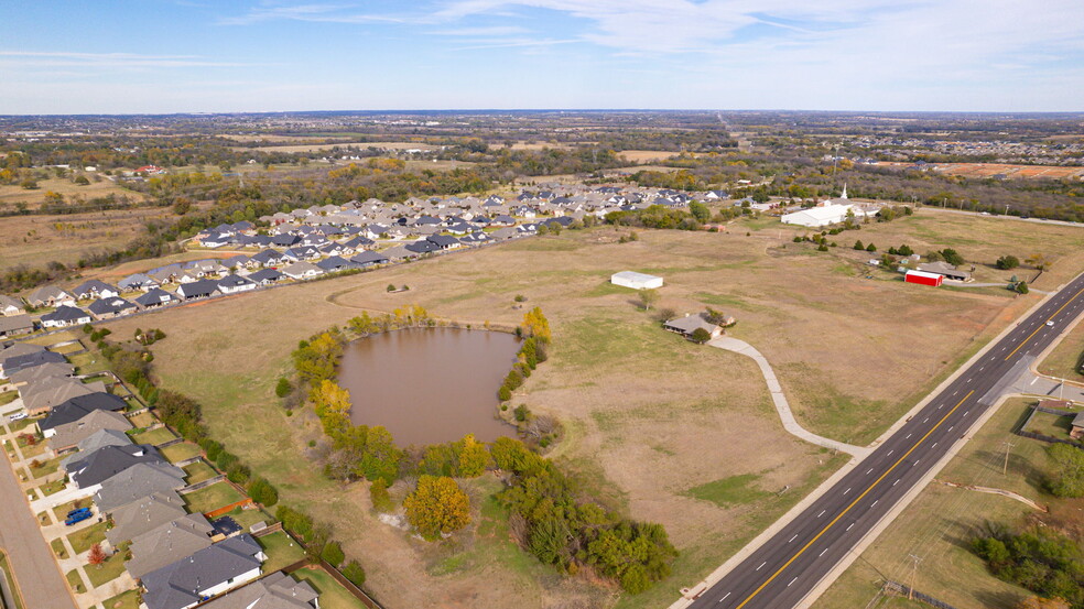 301 W Tecumseh Rd, Norman, OK for sale - Primary Photo - Image 1 of 14