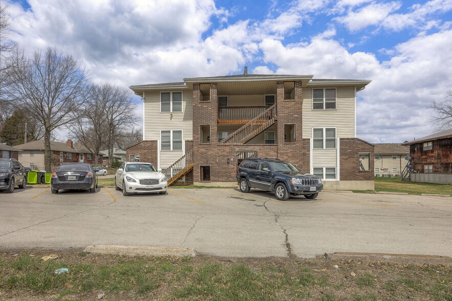Raytown 12 Apartments portfolio of 2 properties for sale on LoopNet.com - Building Photo - Image 2 of 27