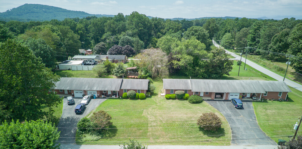 50 Brookside Dr, Hendersonville, NC for sale - Primary Photo - Image 1 of 14