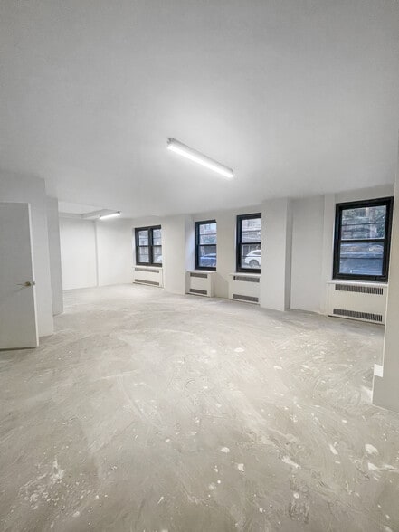 340 E 52nd St, New York, NY for lease - Building Photo - Image 3 of 14