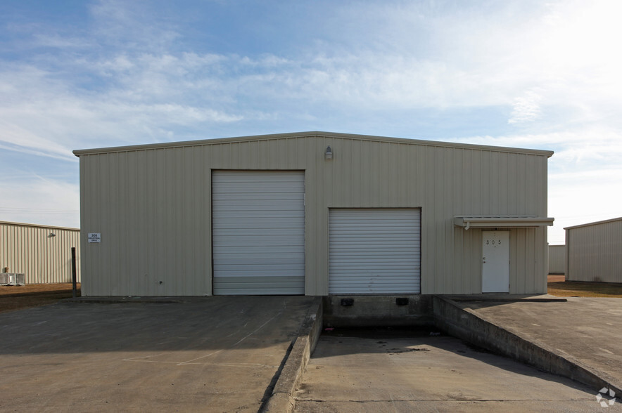 305 Industrial Dr, Forney, TX for lease - Building Photo - Image 2 of 2