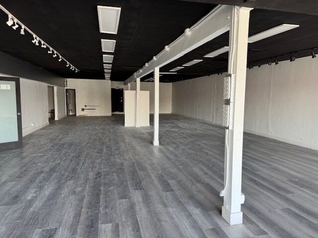22516 Ventura Blvd, Woodland Hills, CA for lease - Building Photo - Image 3 of 18